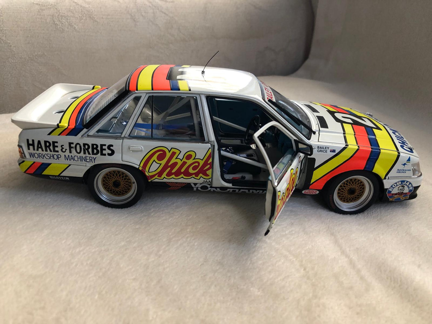 1:18 Holden VK Commodore 1986 Bathurst Winner 18267 Classic Carlectables