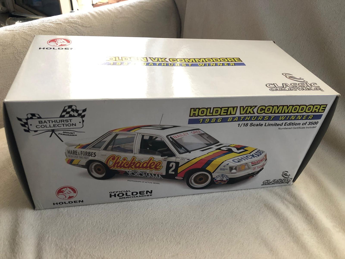 1:18 Holden VK Commodore 1986 Bathurst Winner 18267 Classic Carlectables