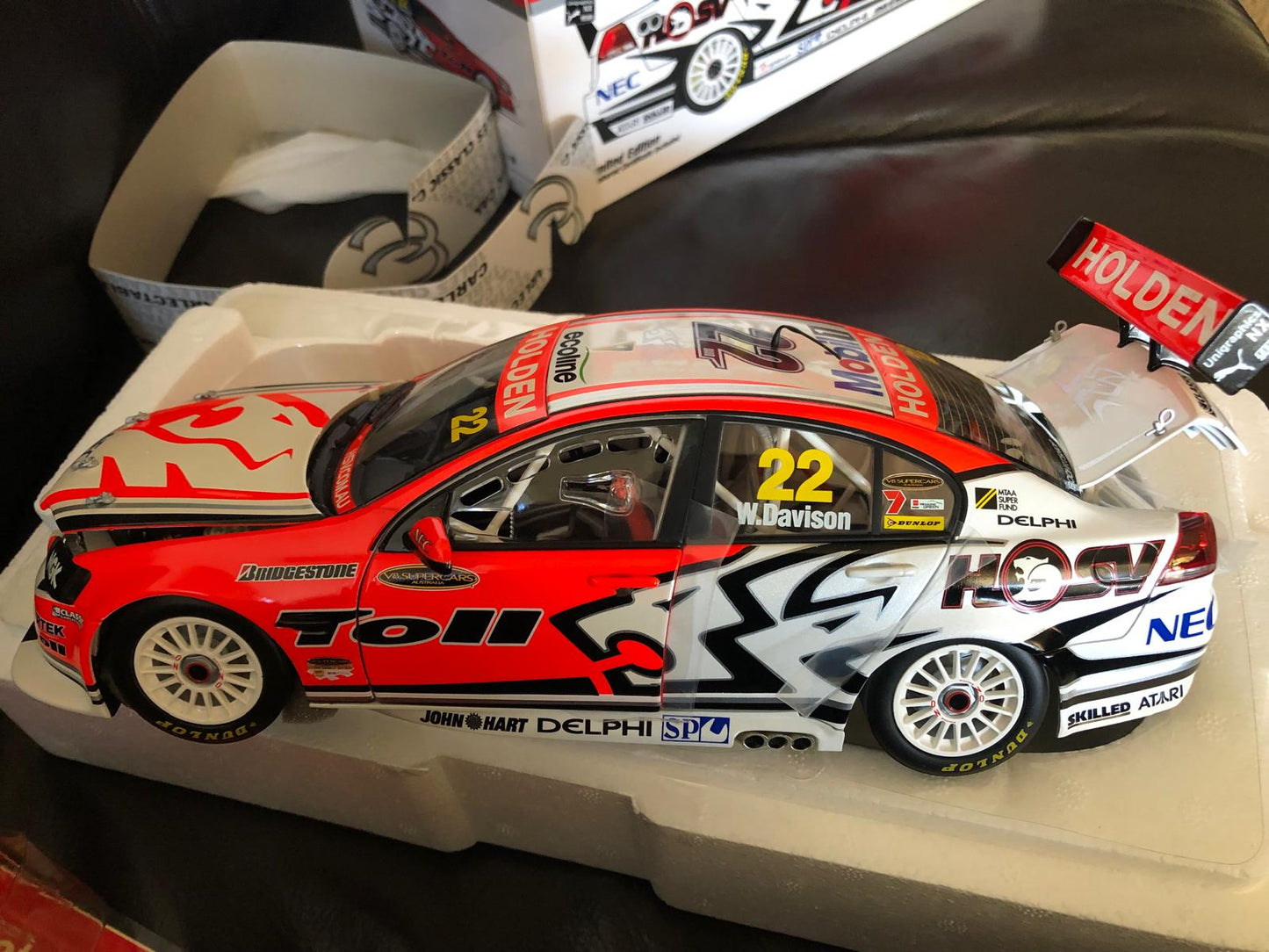 1:18 Holden VE Commodore 2009 Holden Racing Team Will Davison 18381 Classic Carlectables