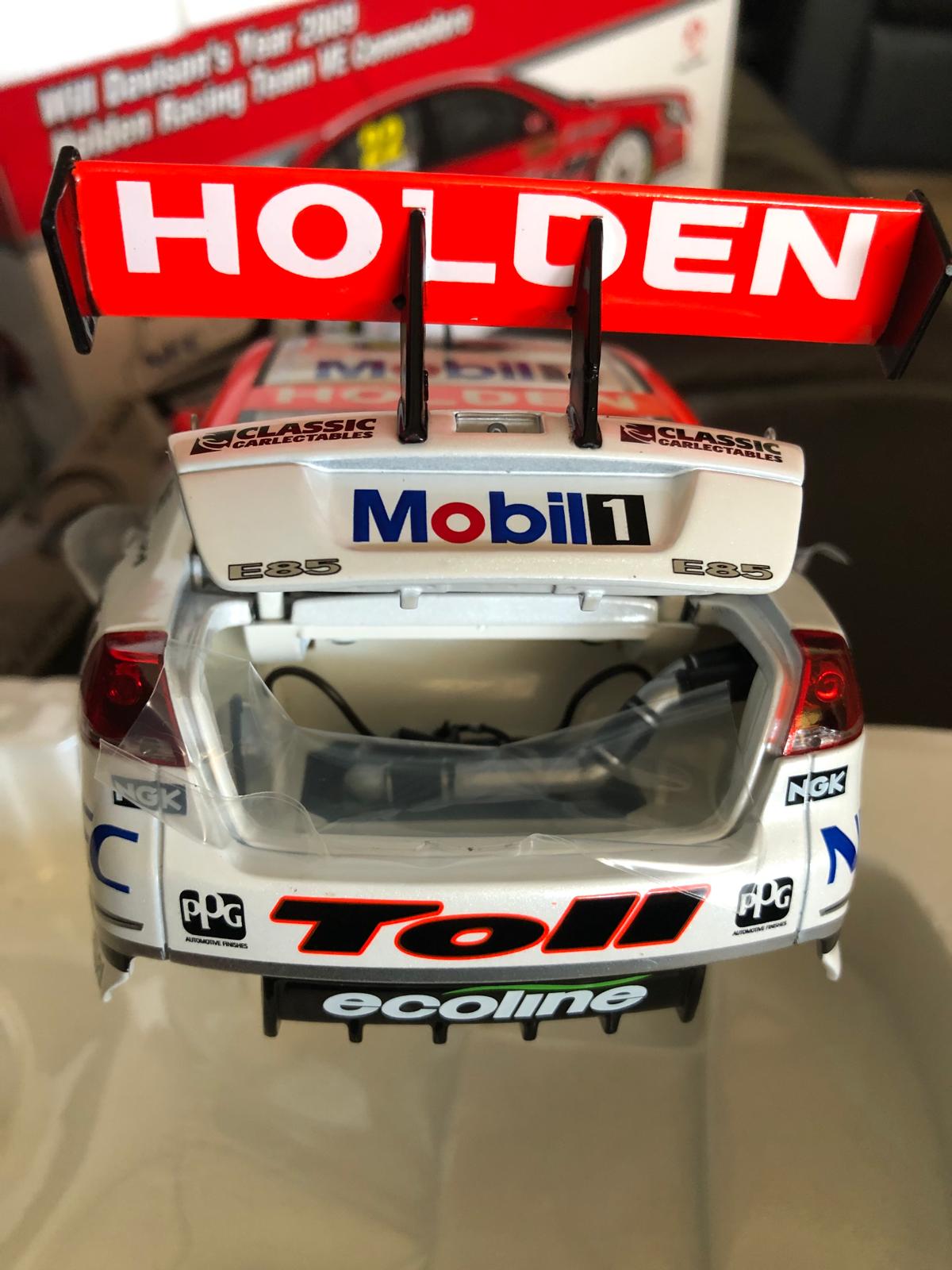 1:18 Holden VE Commodore 2009 Holden Racing Team Will Davison 18381 Classic Carlectables
